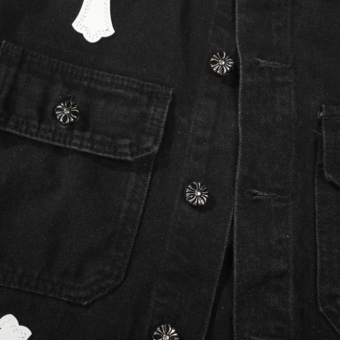 P260 Correct version (top replica) CH Chromehearts 23ss denim cross-leather black and white jacket denim jacket. A super versatile denim jacket that is breathable, comfortable and elegant! The entire garment is made of super heavy-duty workmanship and is made of denim denim fabric imported from Japan. After the finished product is washed, the loss rate is extremely high! The whole body is made with old craftsmanship and the upper body is stylish! The body has multiple crosses and leather logos sewn on it! Because of the old craftsmanship, everything from gold five to three marks has been re-made with new molds, 100% restored to the original craftsmanship! All the leather characters are laser-aligned. The leather difference is definitely not the same as that of the super-fiber leather on the market. This year’s new sheep leather is used. The finished embroidery guarantees the quality of the entire product❗ It took nearly two months of back-and-forth production to get a satisfactory effect. The various cutting designs really took a lot of effort to achieve a satisfactory experience! The same style for men and women, great for couples!   Color: black with white label Size: S M L